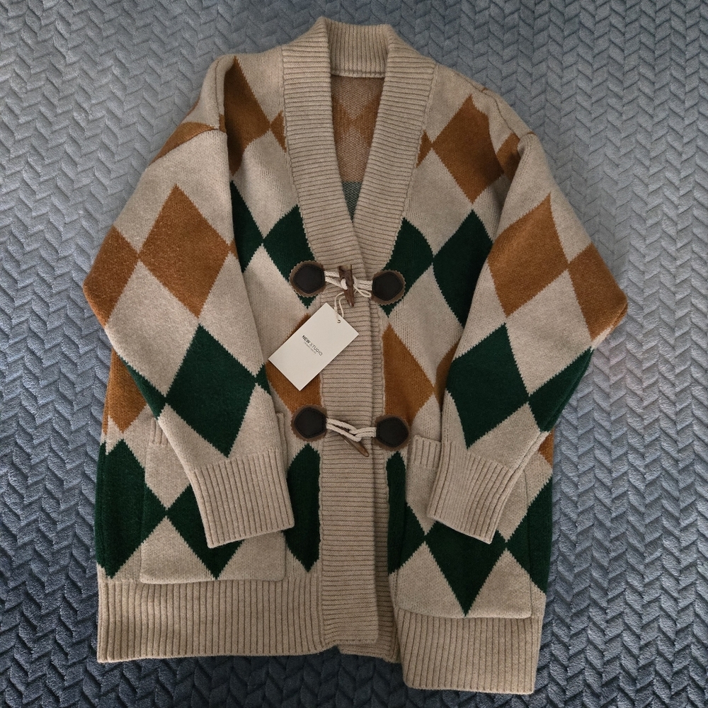 Argyle knitted V-neck cardigan with toggle buttons Sweater